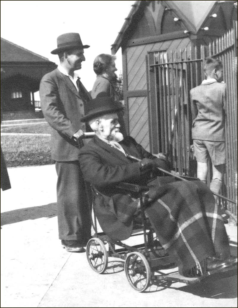 Herbert Heaselden with Samuel Heaselden in wheelchair. Herbert's wife, Ethel, stands behind (1930s)